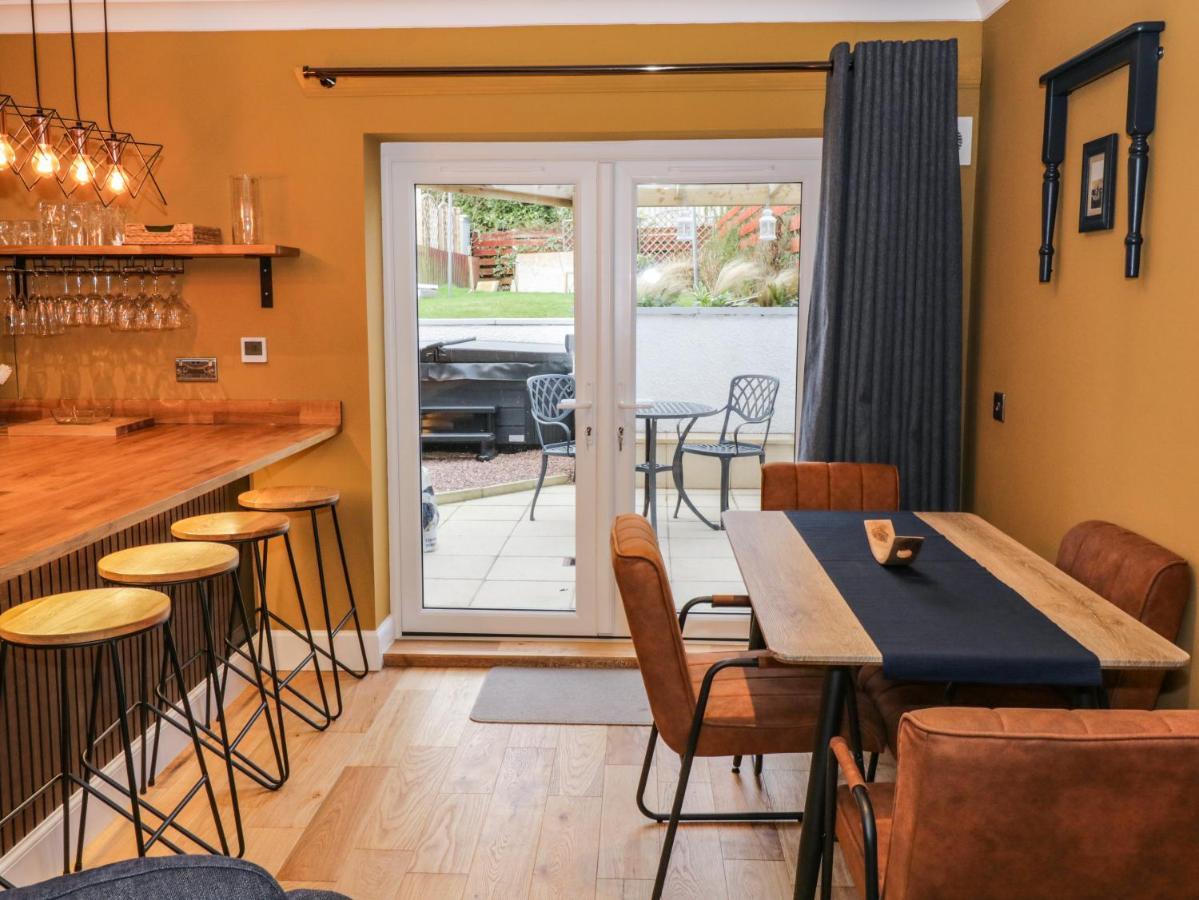 Feus Holiday Cottage Охтерардър Екстериор снимка